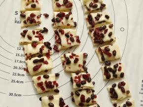 每两条重叠在一起，然后再切成均匀的小块。