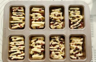 取适当的小面块放入阳晨8连费南雪模具里。放入烤箱，里面放一碗水。开启烤箱发酵功能进行二发（二发温度不能超过38度）