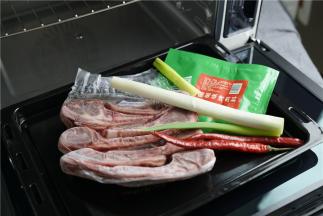 备好食材，羊排，大葱，辣椒，藤椒烤肉粉。