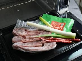 备好食材，羊排，大葱，辣椒，藤椒烤肉粉。