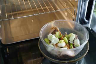 将羊排解冻，然后洗好控水，用大葱辣椒藤椒烤肉粉及少许的生抽混合一起。