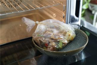 拌好之后入保鲜袋，再入味数小时。