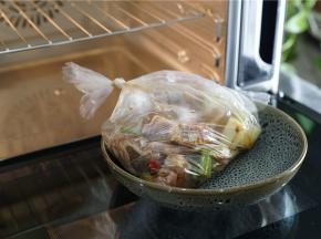 拌好之后入保鲜袋，再入味数小时。