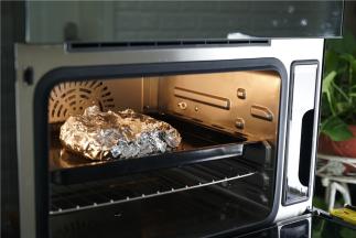 封好口之后，入西屋蒸烤箱里，选择烤羊排功能烤制羊排熟透。