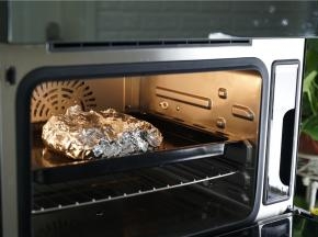 封好口之后，入西屋蒸烤箱里，选择烤羊排功能烤制羊排熟透。