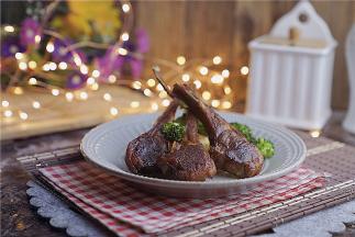 就是这样子藤椒风味烤羊排就完成啦。烫一点西兰花配在一起就可以啦。