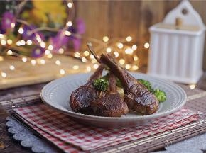 就是这样子藤椒风味烤羊排就完成啦。烫一点西兰花配在一起就可以啦。