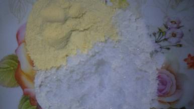 糖，玉米面和面粉混合均匀