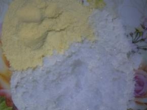 糖，玉米面和面粉混合均匀