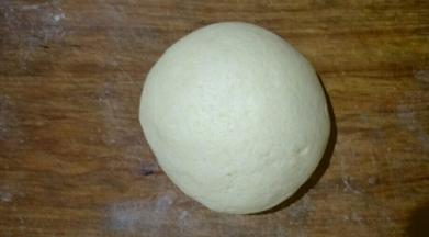 放在面板揉搓排出气泡，可撒适量干面粉防粘