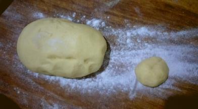 切出一小小块备用，其余的均分成自己喜欢的大小，我分了6个