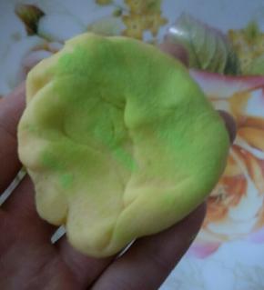 切出的小面团与少许绿色食用色粉揉匀，均分成12块