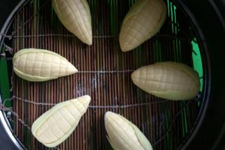 冷水下锅。放入蒸屉中，每个之间留出一定的距离。开大火，水开后再蒸25~30分钟，关火闷3分钟