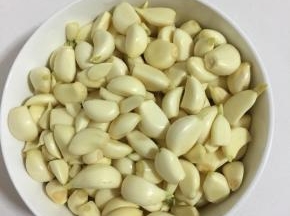 蒜瓣剥皮，洗净，晾干水分备用。