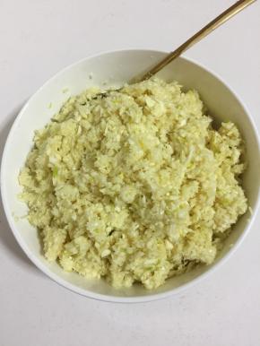 依次把所有的蒜瓣都打完。