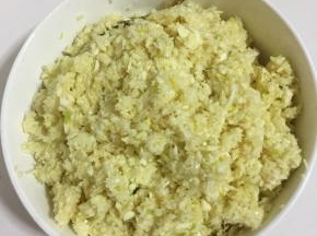 依次把所有的蒜瓣都打完。