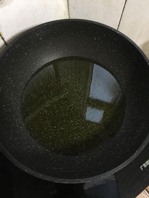 不粘锅烧热倒入适量的油，烧至七成热。