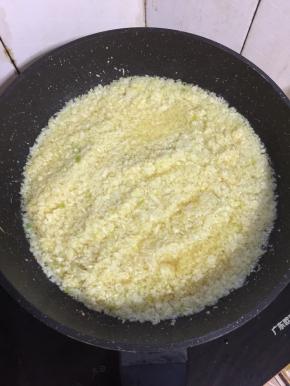 把打好的蒜蓉倒进锅里。