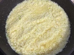 把打好的蒜蓉倒进锅里。