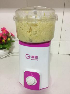 用料理机把蒜瓣打成蒜蓉备用。
