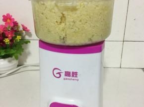 用料理机把蒜瓣打成蒜蓉备用。
