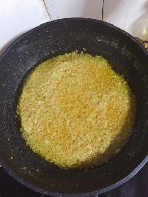 熬至蒜蓉呈金黄色即可关火。