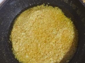 熬至蒜蓉呈金黄色即可关火。