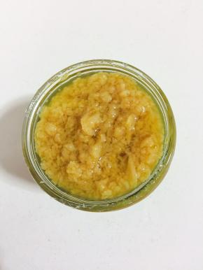 剥好的蒜蓉酱晾至温热，装入干净的无油无水的玻璃瓶中，密封，放入冰箱冷藏保存即可，随吃随取很方便哦！