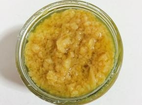 剥好的蒜蓉酱晾至温热，装入干净的无油无水的玻璃瓶中，密封，放入冰箱冷藏保存即可，随吃随取很方便哦！