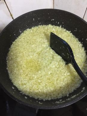 等到锅里开始沸腾了，调中小火慢慢的熬制，边熬边用铲子翻动，以免糊锅了！