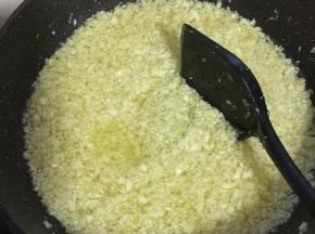 等到锅里开始沸腾了，调中小火慢慢的熬制，边熬边用铲子翻动，以免糊锅了！