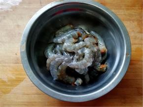虾仁前期准备没有拍照，这是用其它菜肴中的照片代替说明。
虾仁去除外皮及虾线，准备好；