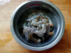 虾仁前期准备没有拍照，这是用其它菜肴中的照片代替说明。
虾仁去除外皮及虾线，准备好；
