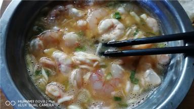 将鸡蛋打散后，放入虾仁、葱姜蒜碎，然后搅拌均匀。