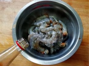 放入少许料酒腌制一下；