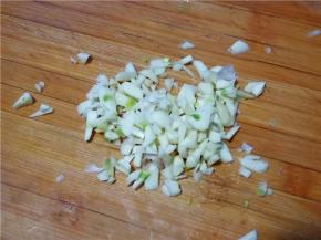 蒜切碎备用。