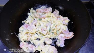 至变色凝固即可关火出锅。