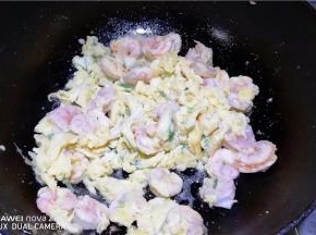 至变色凝固即可关火出锅。