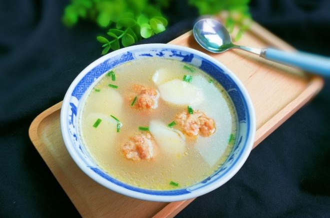 胡萝卜末肉圆山药汤