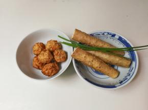 准备好食材：胡萝卜末肉圆六个，山药三段，葱少许