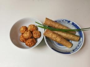准备好食材：胡萝卜末肉圆六个，山药三段，葱少许