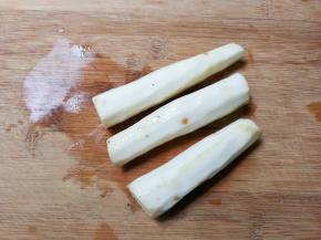 双手用水冲一下，山药刮皮可以不痒，特别会过敏人可以戴手套