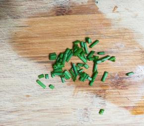 葱洗净切成葱花