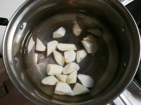 锅中放入山药