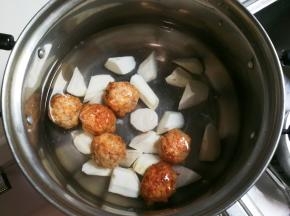 放入胡萝卜末肉圆和清水，烧开转小火烧至山药熟透