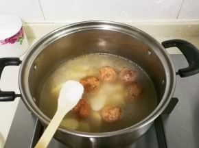 放入一小勺盐