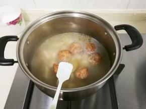 放入少许鸡精