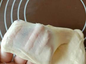 揉到完全扩展，整理一下面团放入容器中，28度环境下进行发酵