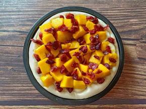 再取出来，把蔓越莓撒上