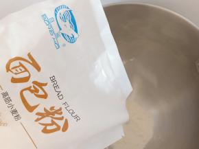 将高筋面粉倒入厨师机里。